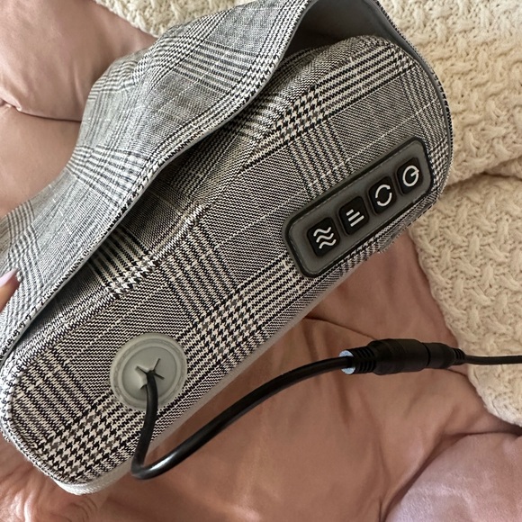 Papillon Portable Neck Massager - Picture 4 of 13